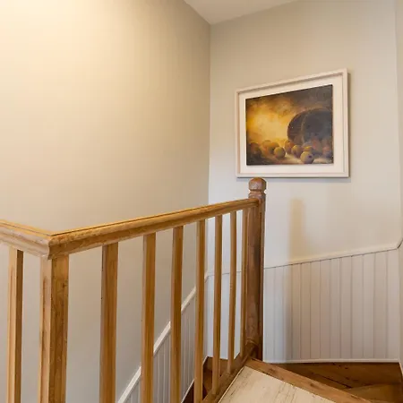 Spacious Family Friendly 3-bed With Private Courtyard Walk To Centre בית נופש