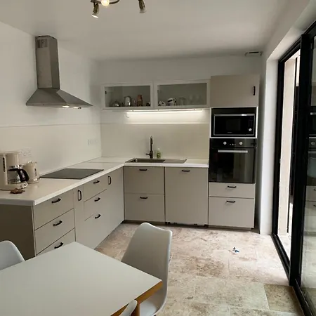 Spacious Family Friendly 3-bed With Private Courtyard Walk To Centre Holiday home Cognac