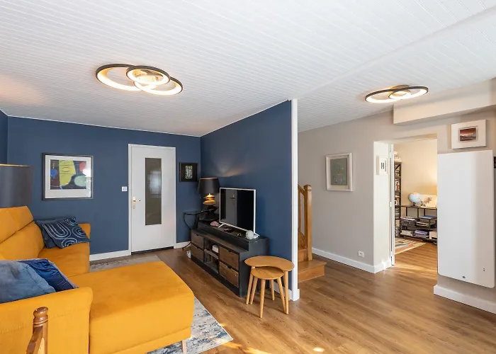 Spacious Family Friendly 3-bed With Private Courtyard Walk To Centre Сasa de vacaciones Cognac