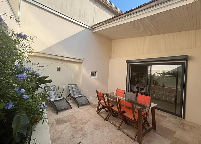 Сasa de vacaciones Spacious Family Friendly 3-bed With Private Courtyard Walk To Centre Cognac